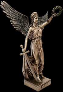 Nike figur set bagfra, der fremviser de indviklet udskårne vinger og den bronzebelagte overflade, der reflekterer lys